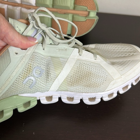 ON Cloud Cloudflow Running Sneaker Shoe Aloe White Womens Designer Trendy Sz 9.5 - Picture 12 of 12